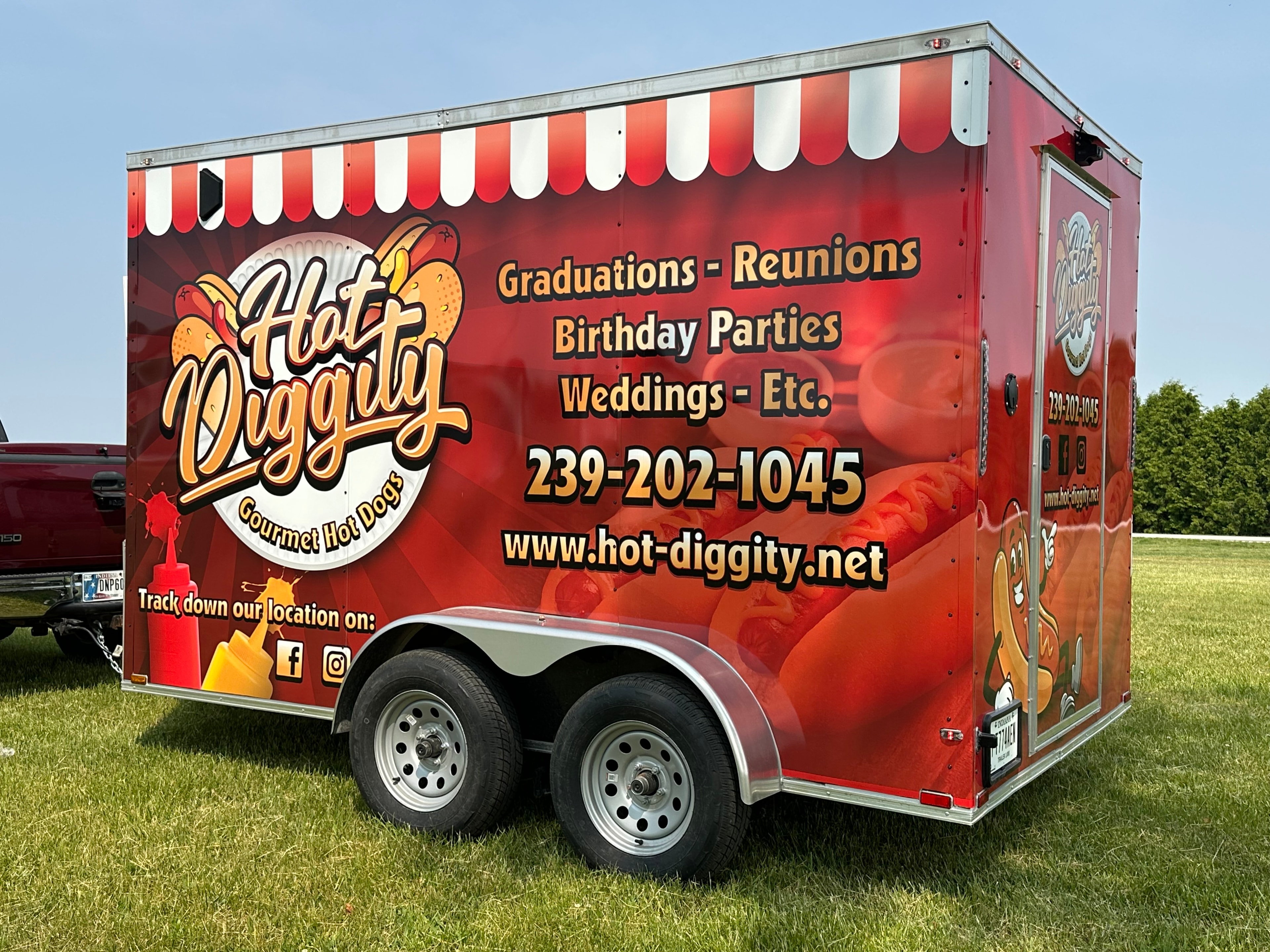 Hot Diggity food truck wrap